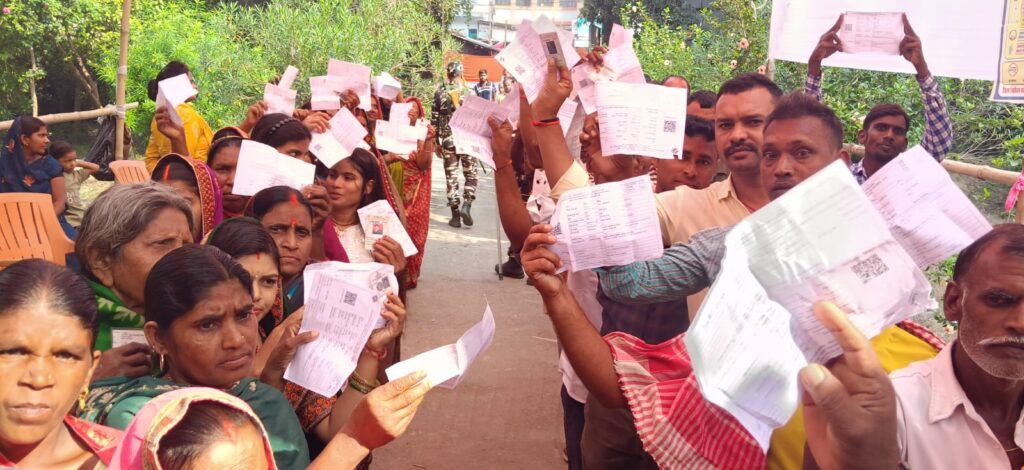 लखीसराय में अपने वोटर कार्ड दिखाते स्थानीय मतदाता।