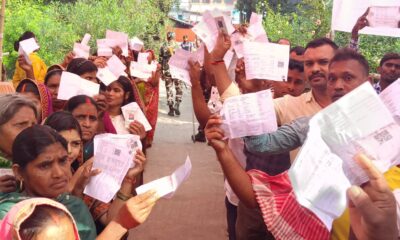 लखीसराय में अपने वोटर कार्ड दिखाते स्थानीय मतदाता।