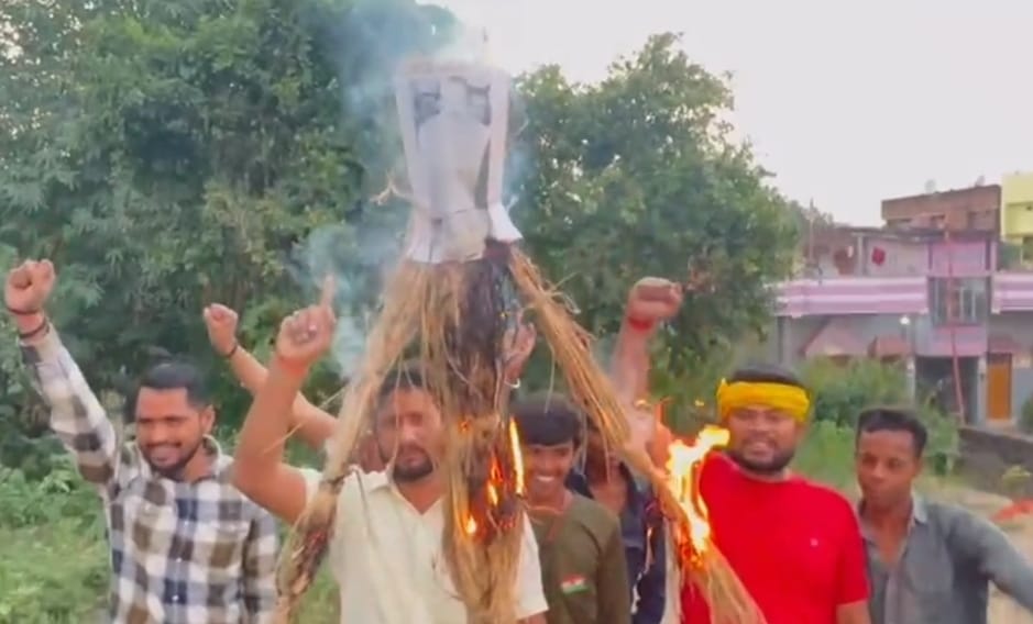 नवादा में लोजपा(रामविलास) के नेताओं ने भाजपा सांसद का पुतला फूंका।