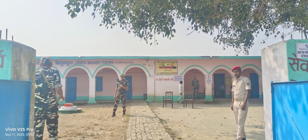 रोहतास जिले के करगहर विधानसभा क्षेत्र के दो मतदान केंद्रों पर ग्रामीणों ने मतदान का बहिष्कार कर दिया है। 