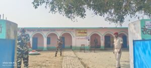 बूथ पर एक भी व्यक्ति वोट करने नहीं पहुंचा।