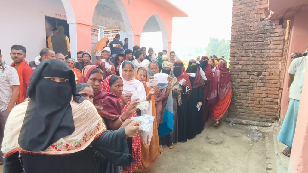 नवादा जिले में पोलिंग बूथ पर बड़ी संख्या में महिला वोटरों की मौजूदगी रही। - फोटो अमन कुमार
