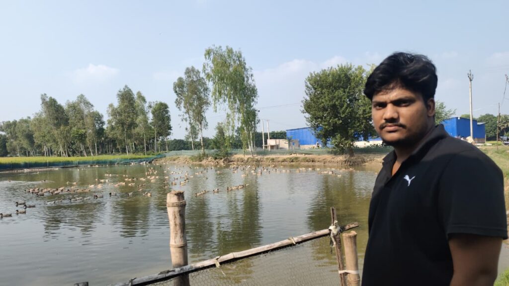 अपने गांव में बतख पालन कर रहे मो. बिलाल।