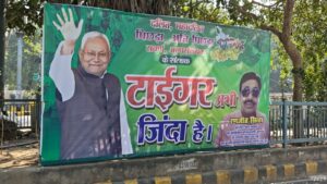 पटना में नीतीश कुमार को लेकर ये पोस्टर काउंटिंग से एक दिन पहले लगाए गए हैं।