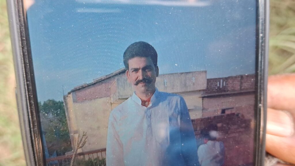 अमित सिंह की मानसिक स्थिति बिगड़ गई थी, उन्होंने आवेश में आकर पत्नी और पिता की हत्या को बाद खुद को भी गोली मार ली।