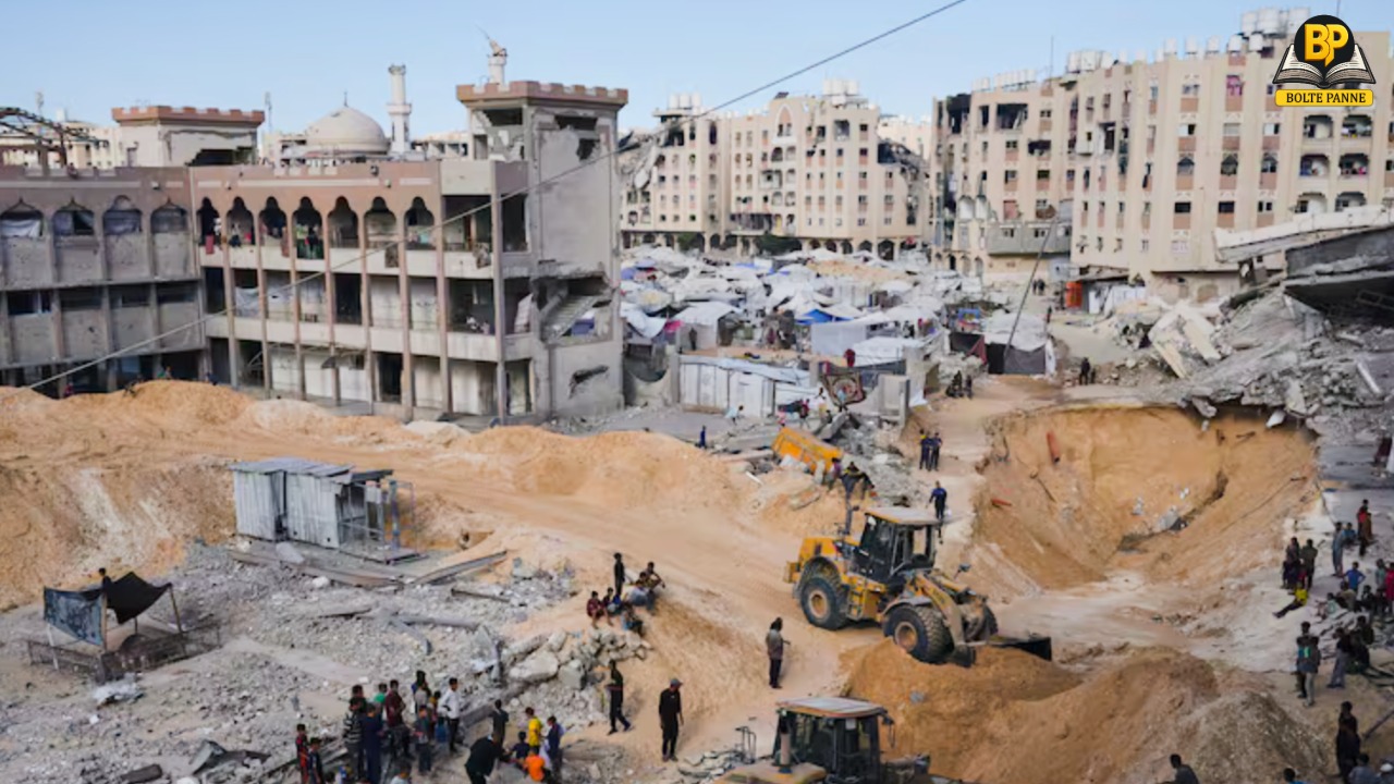 हमास के सशस्त्र समूह के सदस्य दक्षिणी गजा पट्टी के खान यूनिस में बंधकों के शवों की तलाश करते हुए।