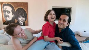 लॉरेंट ने अपने माता-पिता के साथ यह तस्वीर 2022 में फेसबुक पर साझा की है।