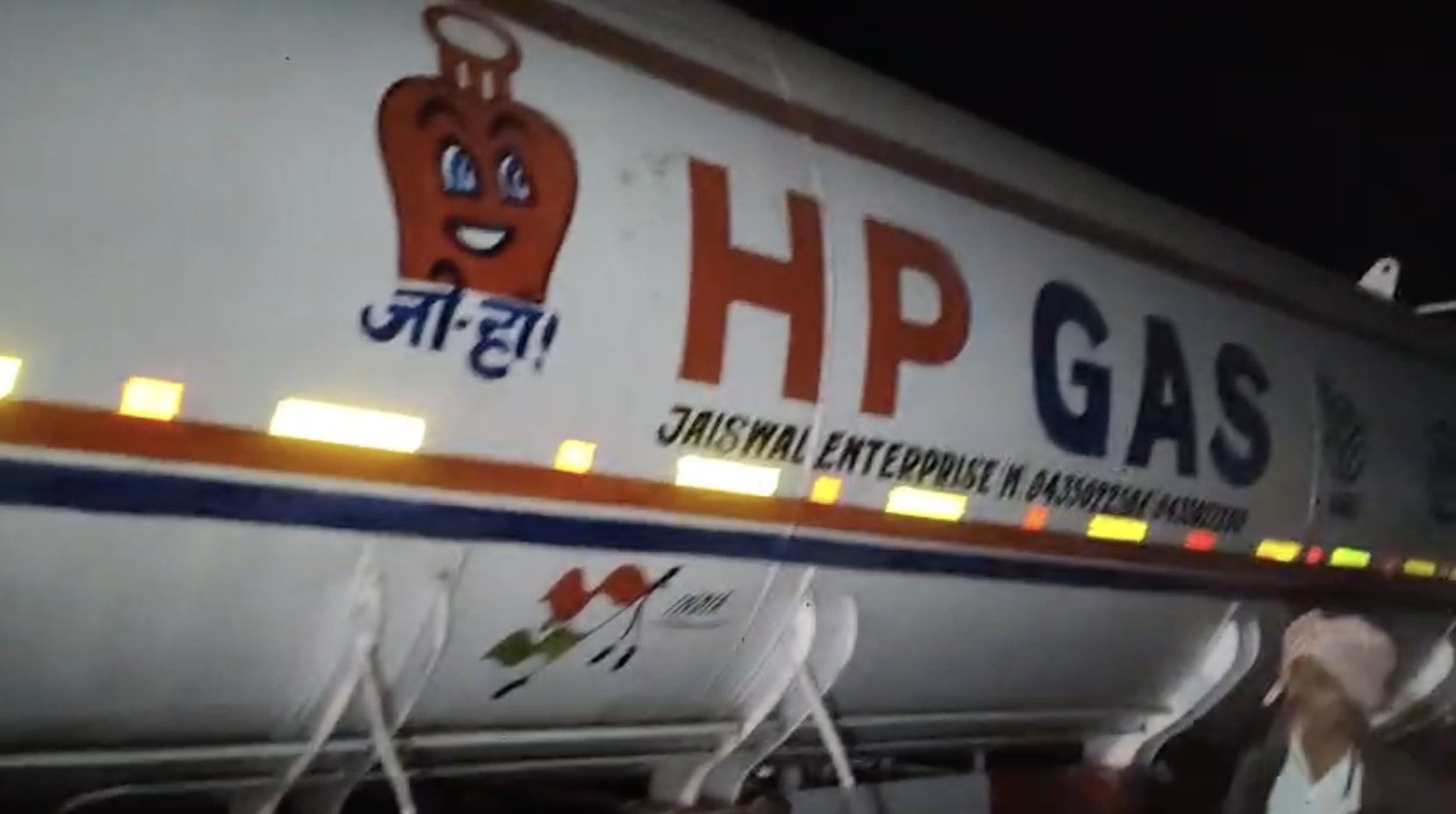 गैस की गाड़ी में शराब बरामद हुई