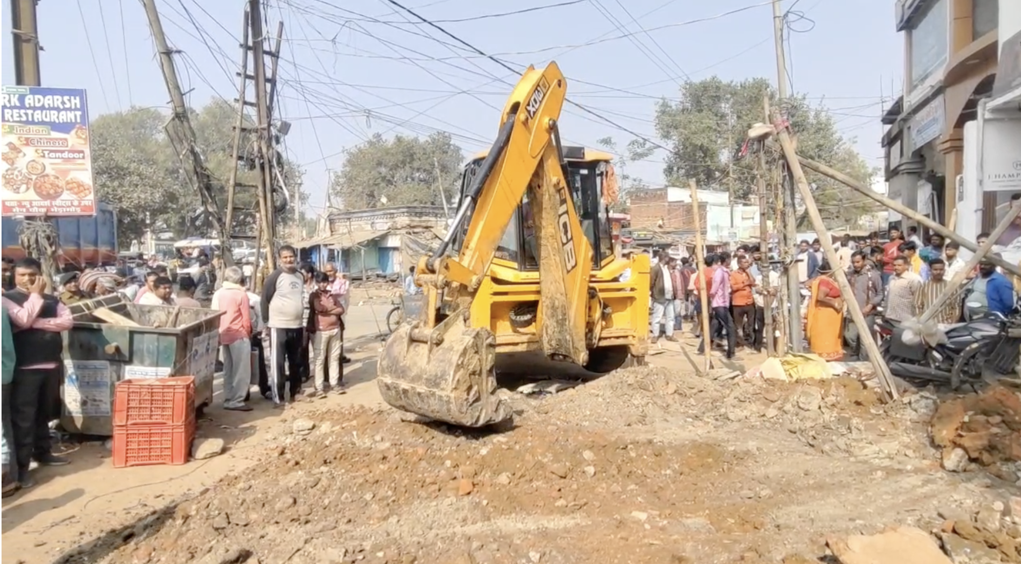 बांका में बुलडोजर चलने के दौरान बिजली का पोल गिरने से एक महिला गंभीर रूप से झुलस गई।