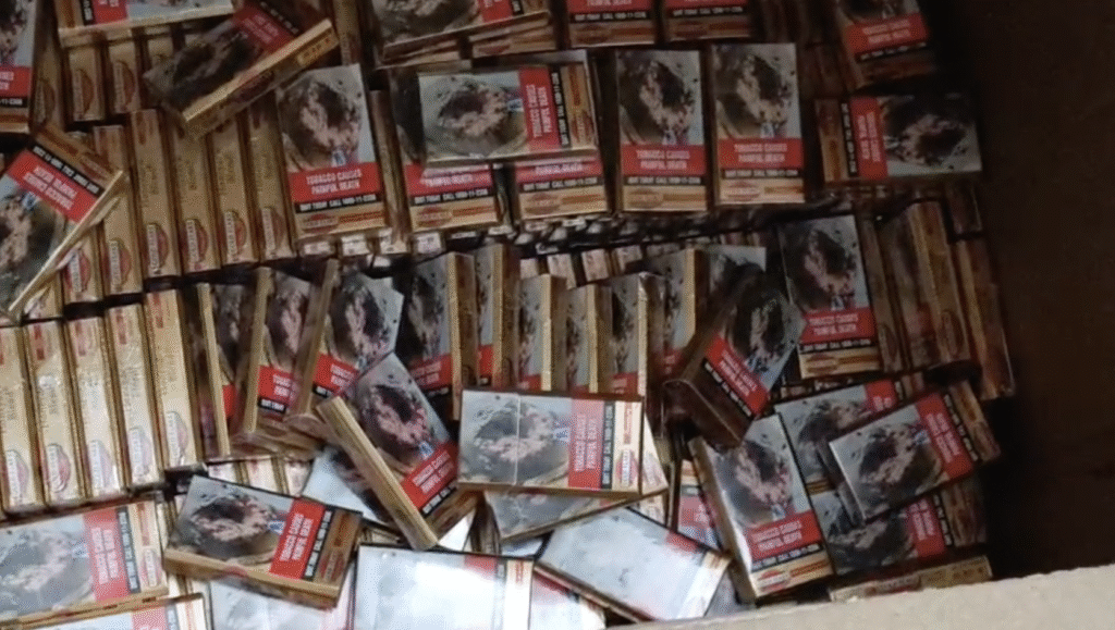 मुंगेर की फैक्ट्री में गोल्ड फ्लैक व अन्य प्रचलित ब्रांड की नकली सिगरेट बनाने की फैक्ट्री मिली।