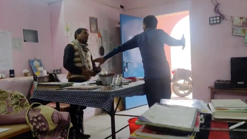 हेडमास्टर और पंचायत समिति के बीच विवाद का एक वीडियो वायरल है जिसमें आरोपी समिति सदस्य, हेडमास्टर की ओर हाथ बढ़ाता देखा जा सकता है।