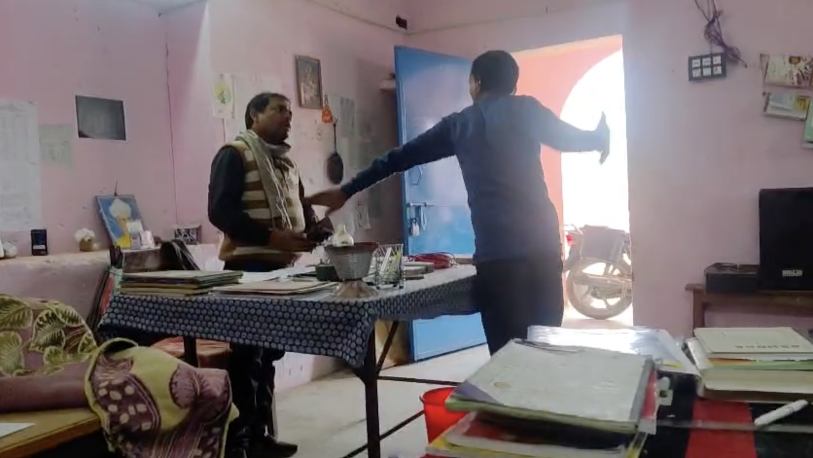 हेडमास्टर और पंचायत समिति के बीच विवाद का एक वीडियो वायरल है जिसमें आरोपी समिति सदस्य, हेडमास्टर की ओर हाथ बढ़ाता देखा जा सकता है।