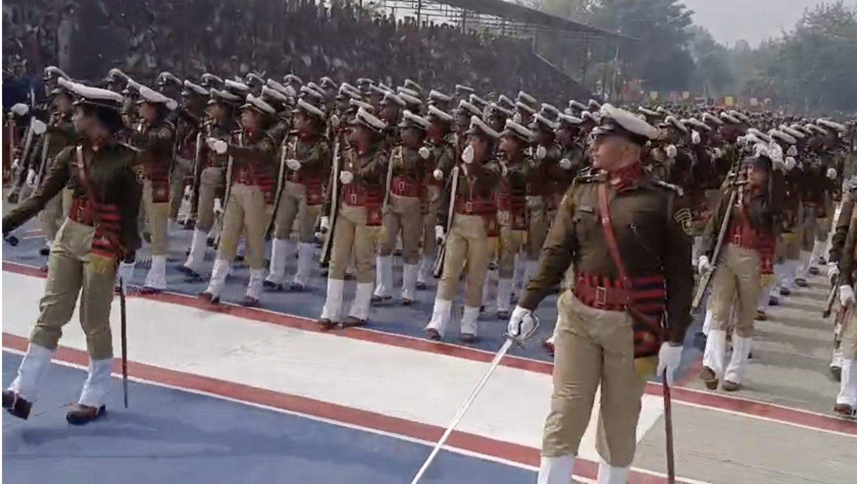 पासिंग आउट परेड के दौरान प्रशिक्षु पुलिस