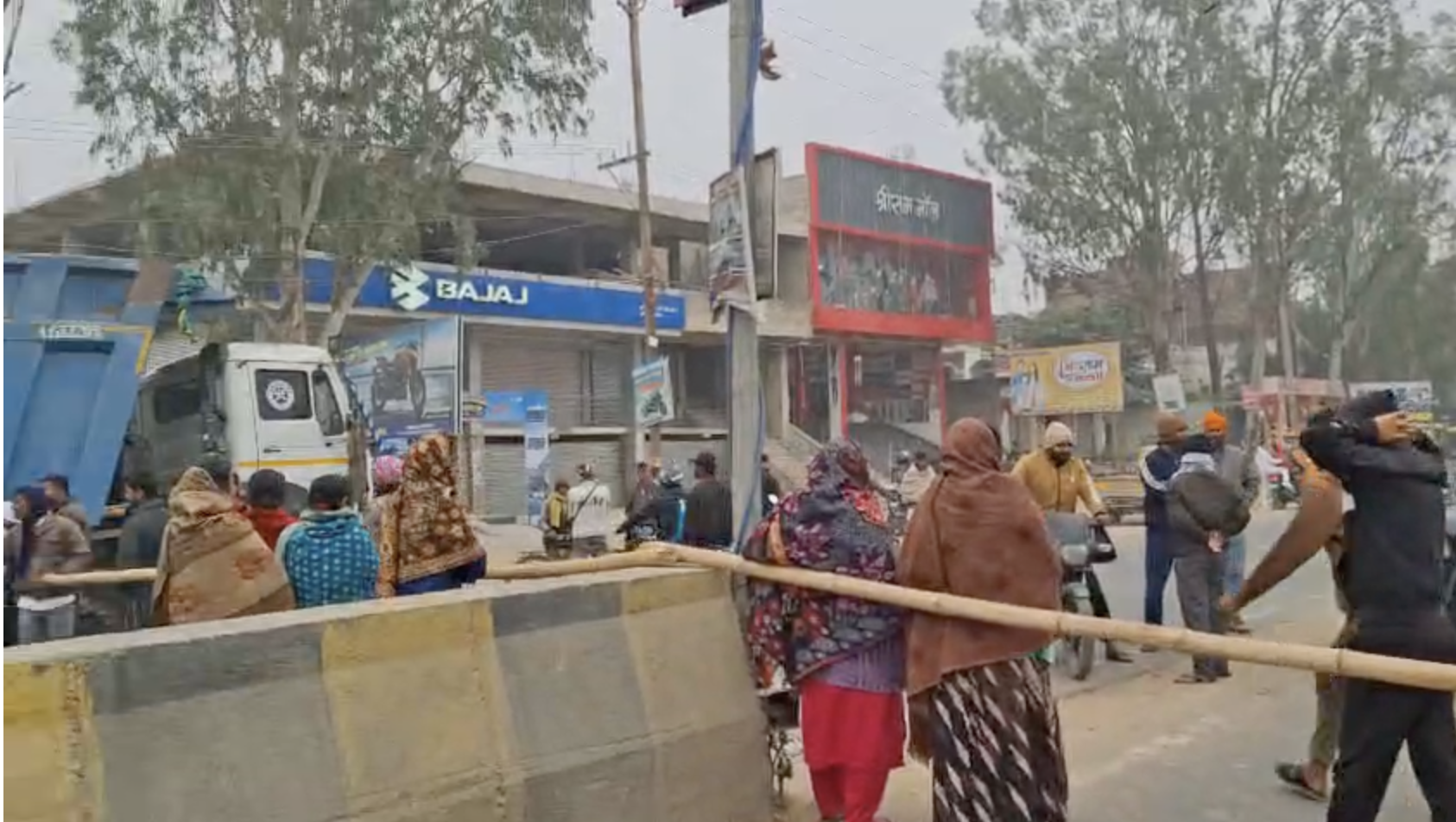 रोहतास जिला में कृष्णानगर इलाके के लोगों ने रोड की समस्या को लेकर पुराना जीटी रोड जाम करके प्रदर्शन किया जिसमें महिलाओं की बड़ी भागीदारी रही।