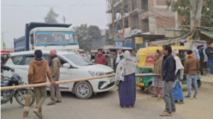 पुराने जीटी रोड को जाम करके खड़े प्रदर्शनकारी । 