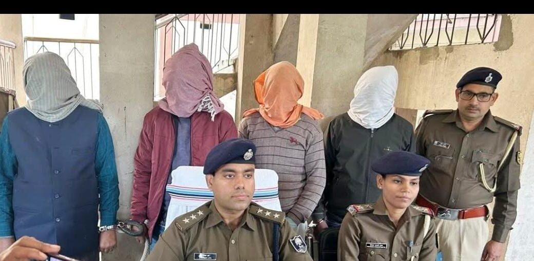 रोहतास में नकल कराने के गिरोह के चार सदस्यों को मौके पर ही पुलिस ने गिरफ्तार किया।