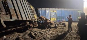 जमुई में पुल से गुजर रही मालगाड़ी डीरेल होकर नदी में जा गिरी। (तस्वीर - टीम बोलते पन्ने)