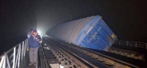 जमुई में पुल से गुजर रही मालगाड़ी डीरेल होकर नदी में जा गिरी।