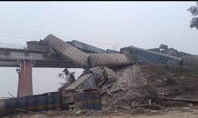 जमुई में पुल से गुजर रही मालगाड़ी डीरेल होकर नदी में जा गिरी। (तस्वीर - टीम बोलते पन्ने)