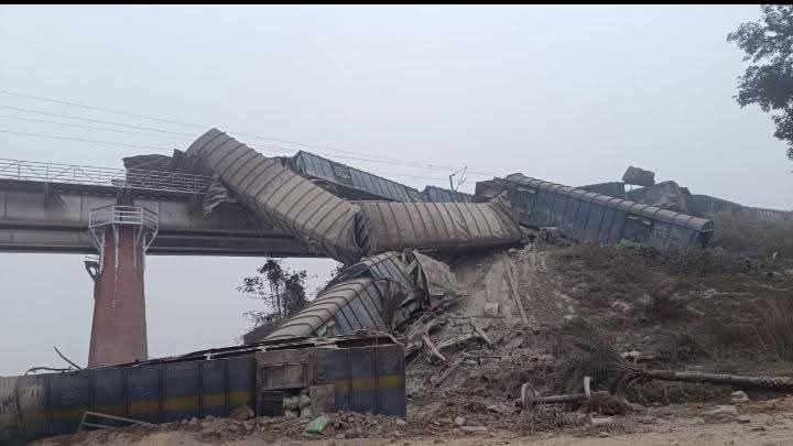 जमुई में पुल से गुजर रही मालगाड़ी डीरेल होकर नदी में जा गिरी। (तस्वीर - टीम बोलते पन्ने)