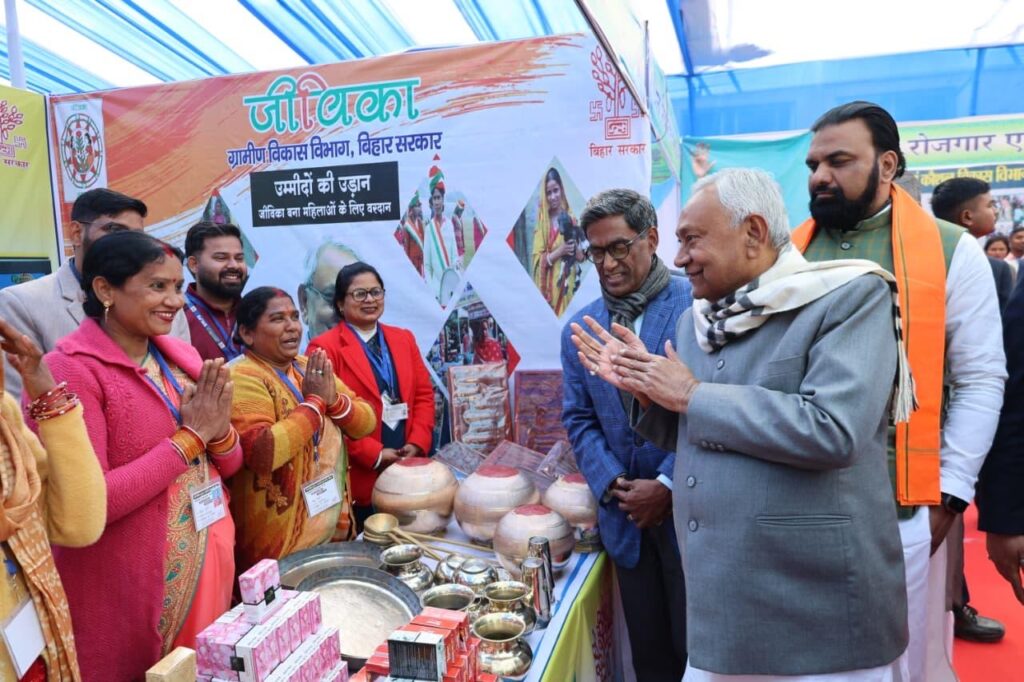 समृद्धि यात्रा के पहले दिन जीविका समूह से मिलते मुख्यमंत्री नीतीश कुमार ( साभार - facebook/Nitishkumar)