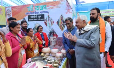 समृद्धि यात्रा के पहले दिन जीविका समूह से मिलते मुख्यमंत्री नीतीश कुमार ( साभार - facebook/Nitishkumar)