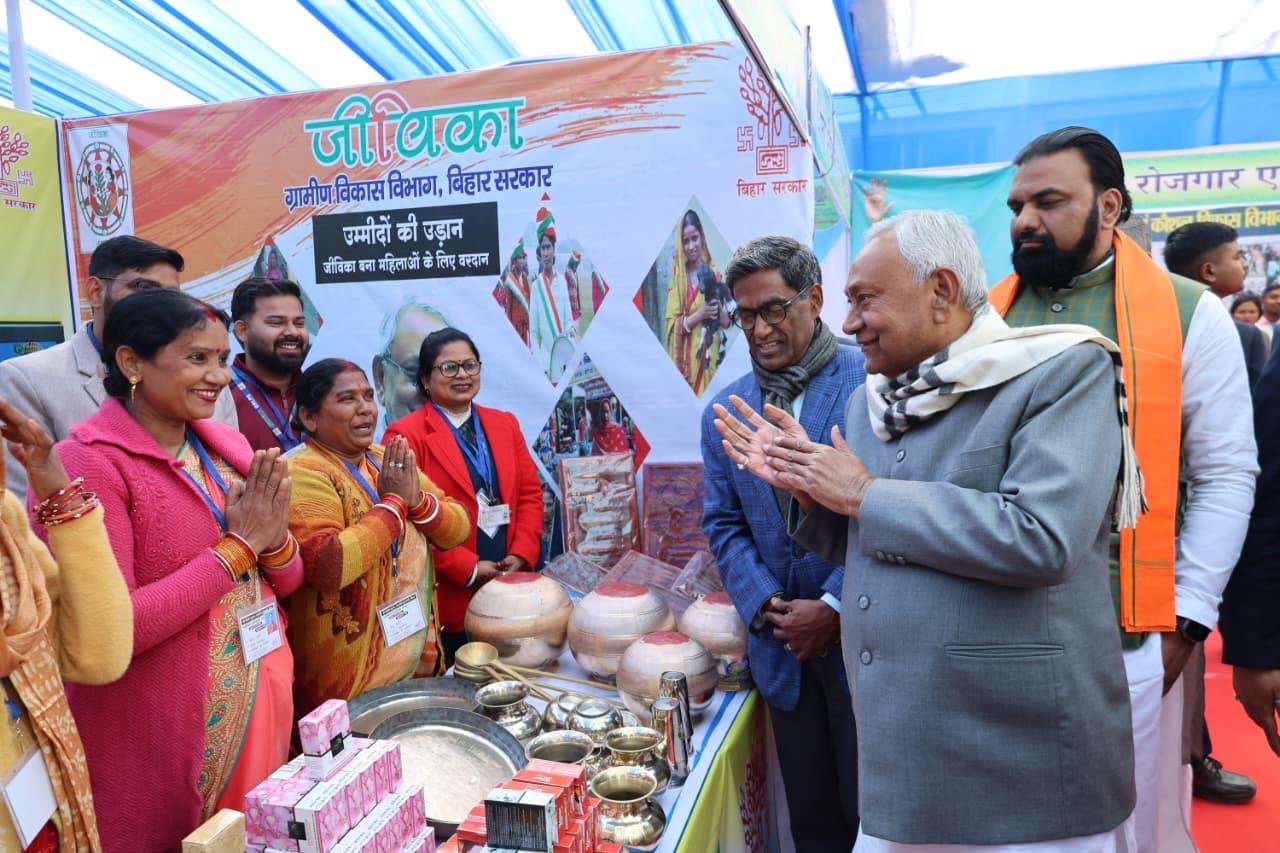 समृद्धि यात्रा के पहले दिन जीविका समूह से मिलते मुख्यमंत्री नीतीश कुमार ( साभार - facebook/Nitishkumar)