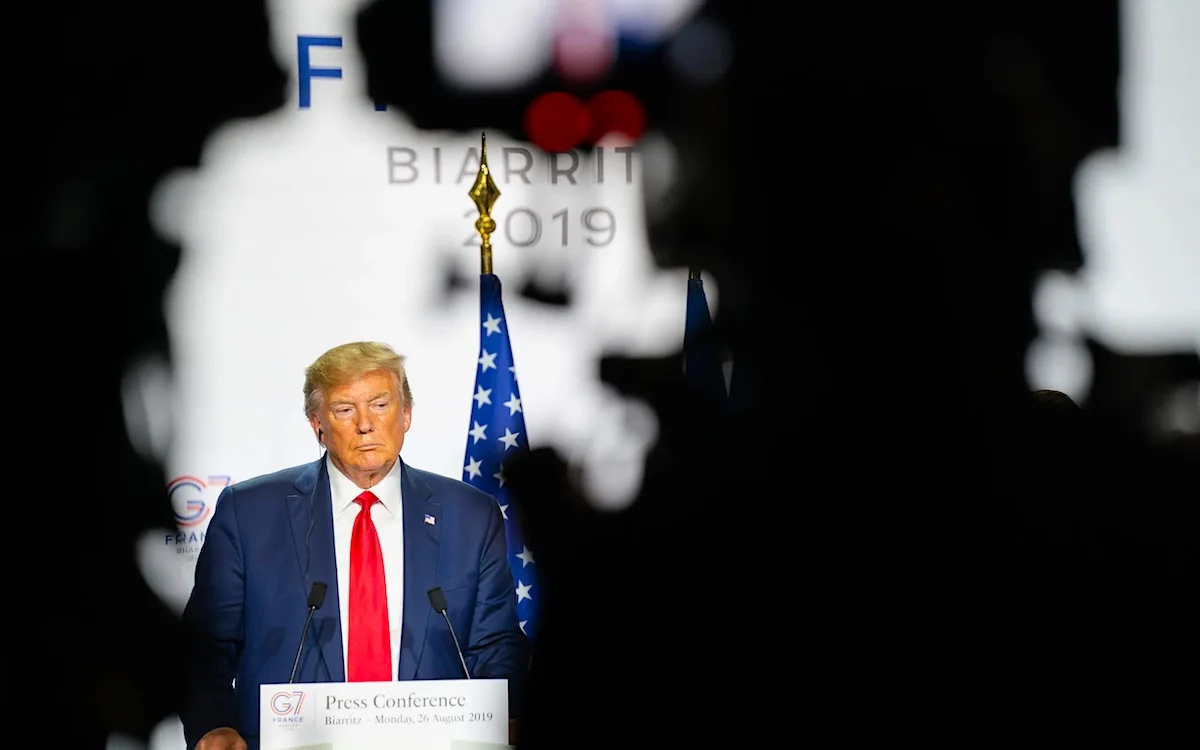 अमेरिकी राष्ट्रपति ने ईरान के खिलाफ लगातार धमकियों के बाद रुख को नरम करके फिर से दुनिया को चौंका दिया है।