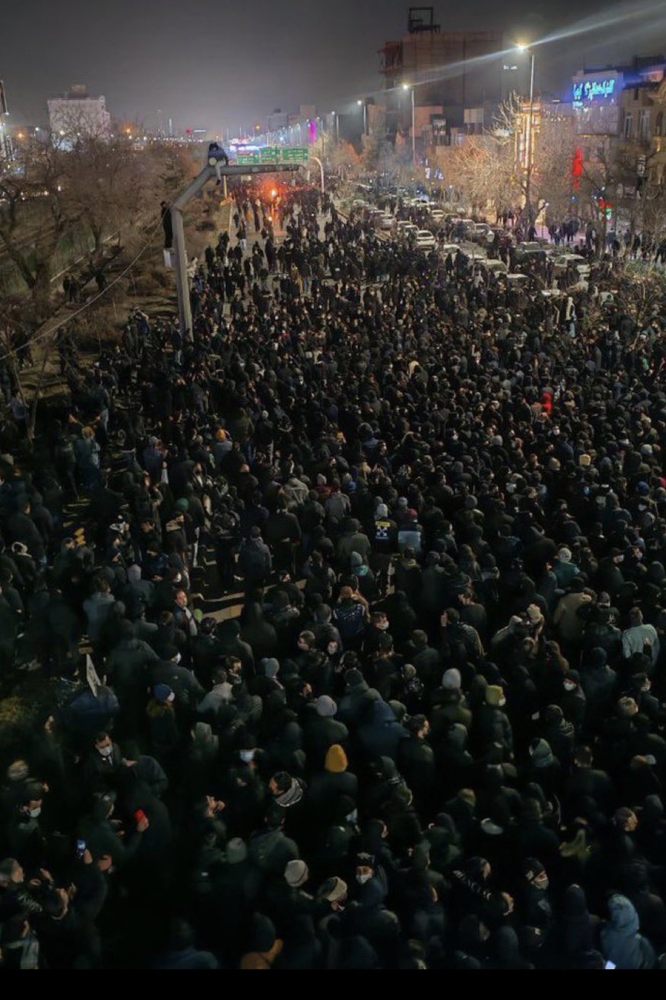 ईरान में विरोध प्रदर्शनों के दौरान बहुत बड़ी संख्या में लोग जुड़ रहे हैं जिनकी तस्वीरें इंटरनेट बैन के बावजूद ईरान से बाहर पहुंच रही हैं। (तस्वीर- साभार X)