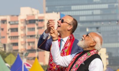 गुजरात में पीएम मोदी संग पतंग उड़ाते जर्मन चांसलर। (फोटो - x/narendramodi)