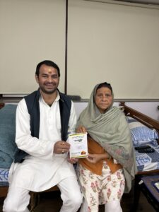 मां राबड़ी देवी को निमंत्रण देते उनके बेटे तेज प्रताप जो पार्टी और परिवार से अलग हो चुके हैं।