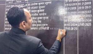 अपने नाम के आगे रिजाइन लिखते हुए सिटी मजिस्ट्रेट अग्निहोत्री। (तस्वीर - सोशल मीडिया)