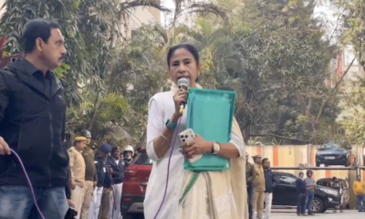 ईडी छापामारी के दौरान ममता बनर्जी मौके पर पहुंच गईं और पार्टी के संवेदनशील कागज हाथ में लेकर माइक पर इस कार्रवाई के विरोध में बयान दिया।