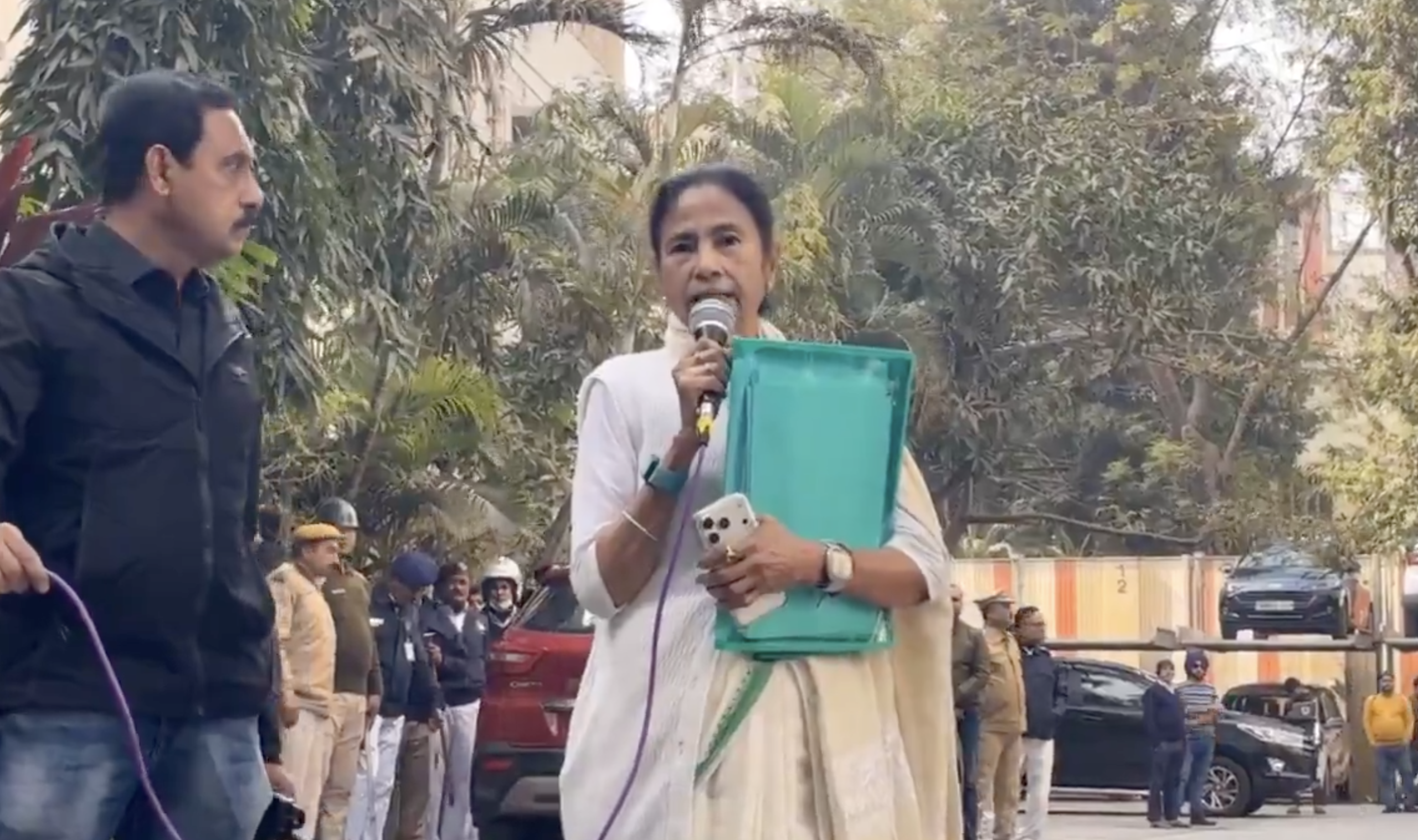 ईडी छापामारी के दौरान ममता बनर्जी मौके पर पहुंच गईं और पार्टी के संवेदनशील कागज हाथ में लेकर माइक पर इस कार्रवाई के विरोध में बयान दिया।