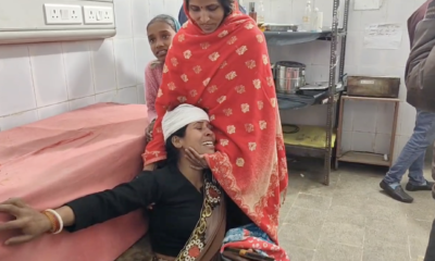 अपनी देवरानी की मौत होने पर बिलखती घायल जेठानी। दोनों को जादू-टोने के आरोप में पीटा गया।