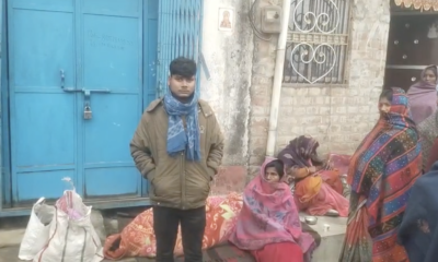 ताला लगे क्लिनिक के बाहर प्रसूता का शव रखकर पति(सेंटर) व परिवार ने हंगामा किया। शव के पीछे एक महिला नवजात को गोद में लेकर बैठी है।