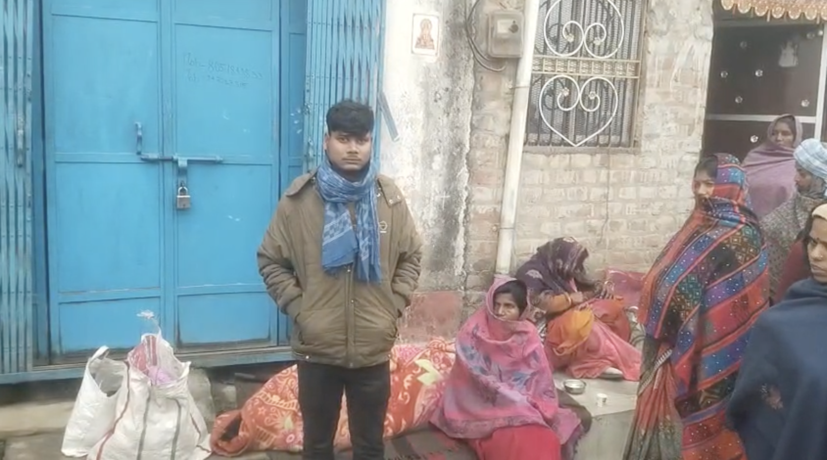 ताला लगे क्लिनिक के बाहर प्रसूता का शव रखकर पति(सेंटर) व परिवार ने हंगामा किया। शव के पीछे एक महिला नवजात को गोद में लेकर बैठी है।