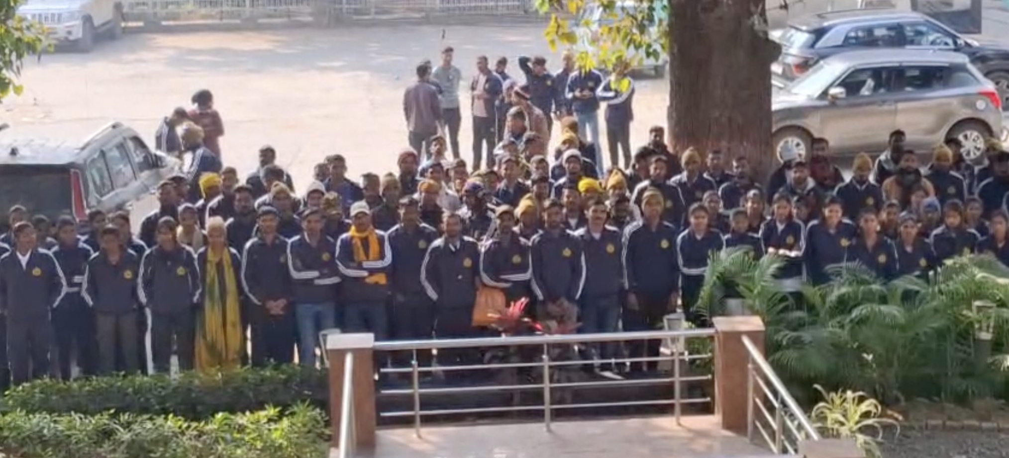 जिलाधिकारी से मिलने पहुंचे होमगार्ड अभ्यर्थी।