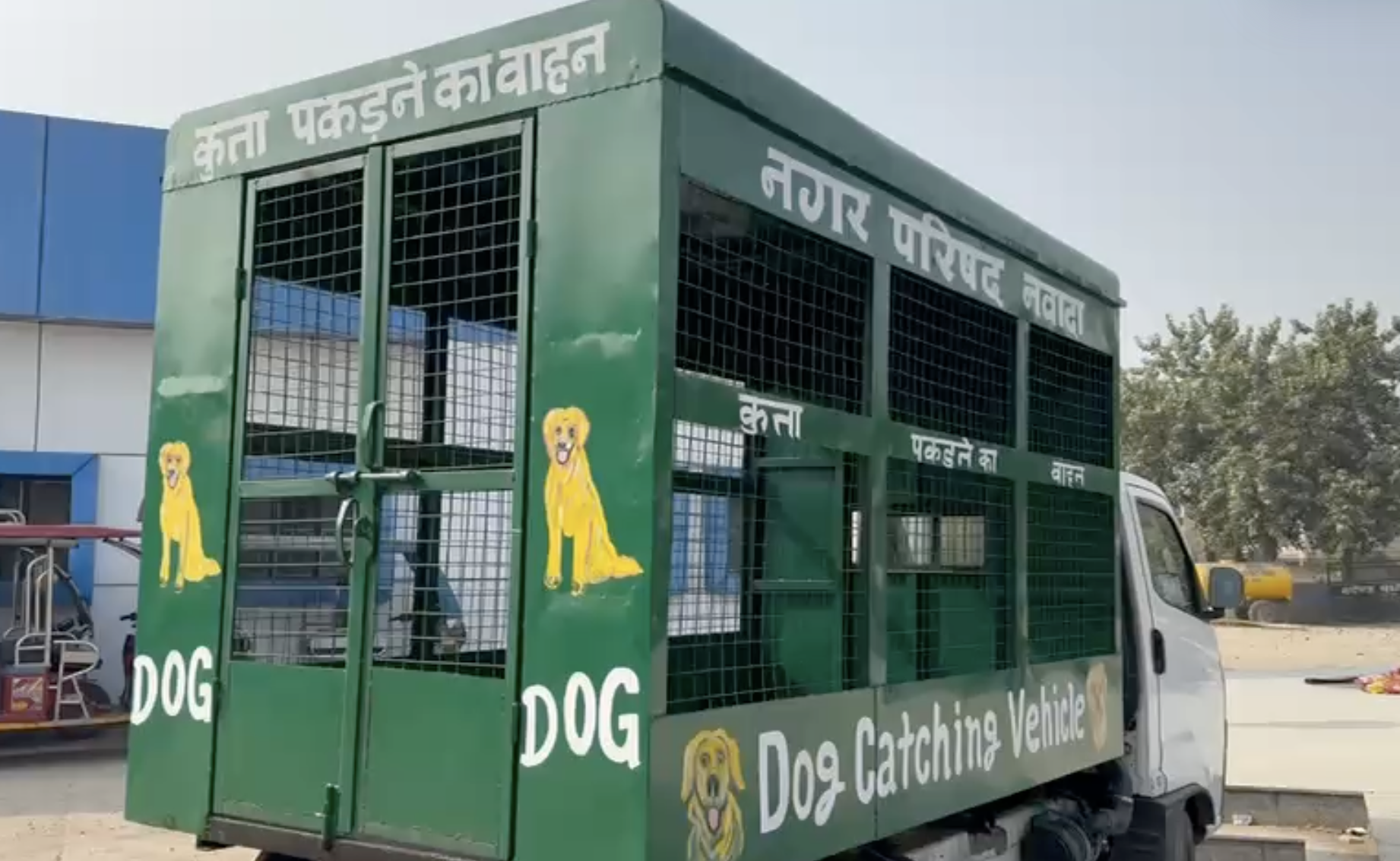 नवादा नगर परिषद की ओर से कुत्तों को पकड़ने के लिए डॉग कैच व्हीकल तैयार कराए गए हैं।