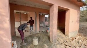 नवादा के बुधौल बस स्टैंड के पास कुत्तों के लिए अस्थायी आवास बनाया जा रहा है। 