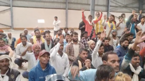 बड़ी संख्या में मजदूर धरने पर बैठे, खरीद केंद्र से अनाज गोदाम पर नहीं पहुंच रहा जिससे धान खरीद की पहले से हल्की गति पर असर होगा।