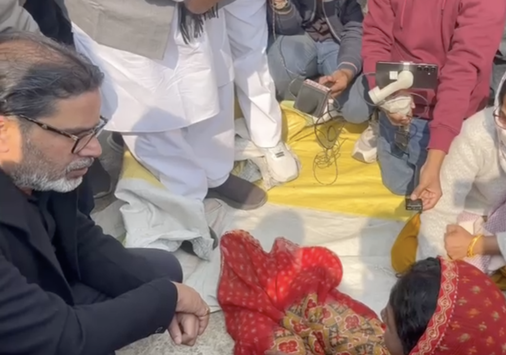 रेप के बाद मार दी गई छात्रा की मां को जहानाबाद में सांत्वना देते प्रशांत किशोर।