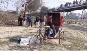 रिक्शे वाले को लोगों ने घेर लिया और पूछताछ की, रिक्शे के नीचे रखा है भिखारी महिला का शव।