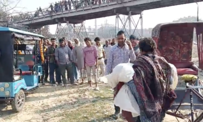 लोगों के हंगामा करने पर शव को रिक्शे से ईरिक्शे में रखता चालक, रेलवे पुलिस ने इसी को शव नदी में बहाने के लिए रुपये दिए थे।