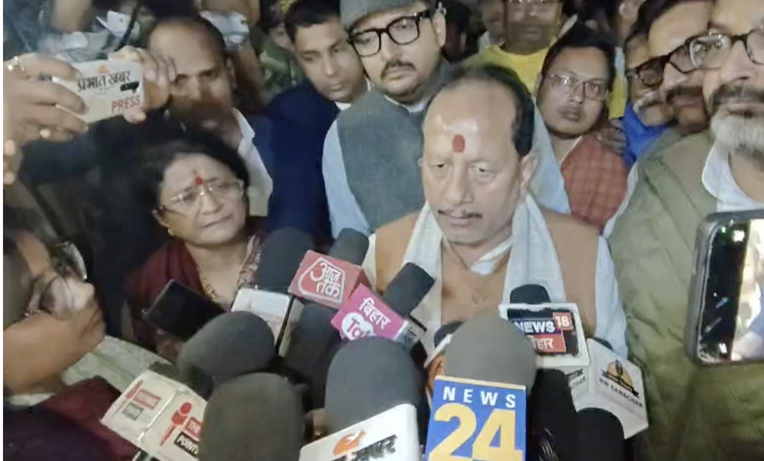 डिप्टी सीएम विजय कुमार सिन्हा जहानाबाद आकर पीड़ित परिवार से मिले।