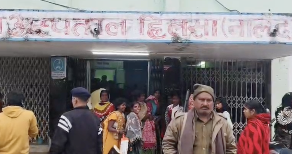 हिलसा अनुमंडलीय अस्पताल में नसबंदी के दौरान मौत के बाद बिलखती रिश्तेदार।