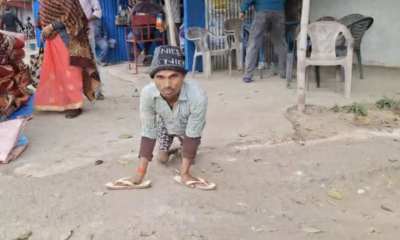 हाथों के बल चलने को मजबूर हैं सासाराम के राकेश।