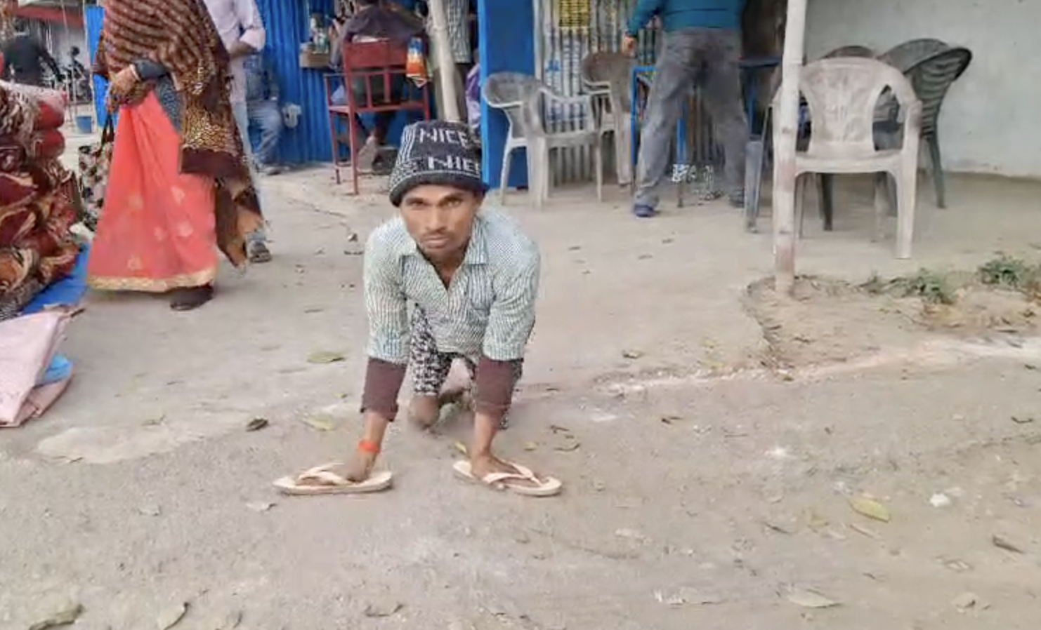 हाथों के बल चलने को मजबूर हैं सासाराम के राकेश।