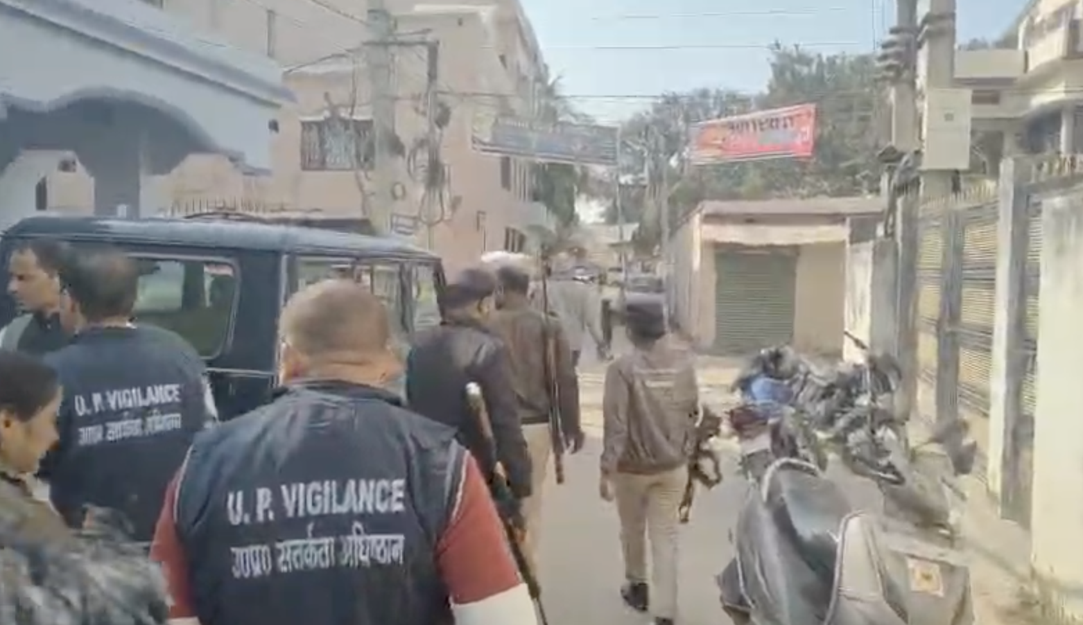 यूपी विजिलेंस टीम।