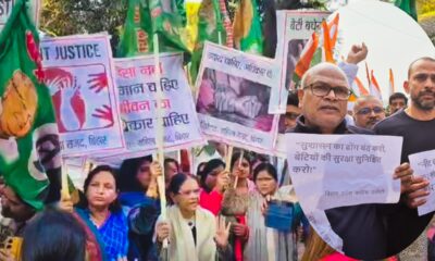 पटना हॉस्टल में छात्रा के साथ रेप और मर्डर की घटना के बाद न्याय की मांग करते लोग।